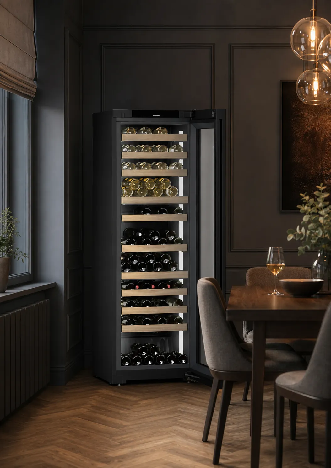 Czarna szafa na wino Liebherr w ciemnej jadalni ze sztukaterią